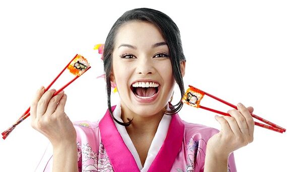 djevojka koja drži sushi za japansku dijetu